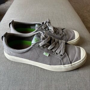 Cariuma size men’s 8 or women’s 9.5 gray Canvas Sneakers 💎